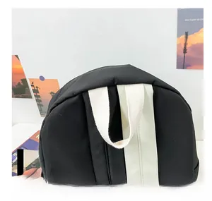 Gros plan de la poignée du sac à dos en toile avec coutures renforcées de qualité
