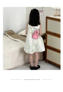 Vue arrière d'une fille portant un petit sac seau rose avec bandoulière dorée