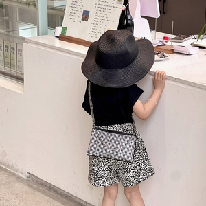 Silberne Strass-Umhängetasche für Mädchen mit Leopardenhose und schwarzem Sonnenhut
