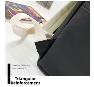 Détail de la couture de renfort triangulaire sur les bretelles du sac à dos en toile