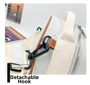 Détail du crochet métallique noir amovible et de la bandoulière du sac en toile