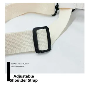 Détail de la bandoulière réglable du sac à dos en toile crème avec boucle noire robuste