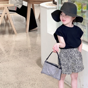 Modisches Mädchen-Set mit Leoparden-Shorts, glänzender Strass-Tasche und gewebtem Sonnenhut