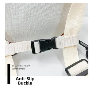 Détail macro de la boucle antidérapante et des sangles sur le sac à dos enfant
