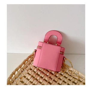 Détail d'un mini sac seau rose pour filles avec fermetures éclair dorées et poignée
