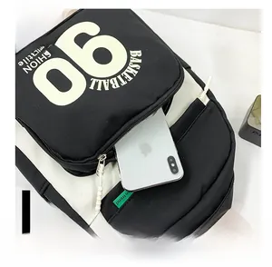 Vue détaillée d'un sac à dos de basket noir montrant la poche avant zippée avec un smartphone