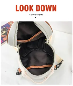 Vue intérieure du sac rond en toile montrant la doublure marron et la poche interne