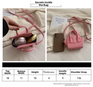 Tabella delle taglie con dimensioni per la mini borsa rosa e vista della capienza interna