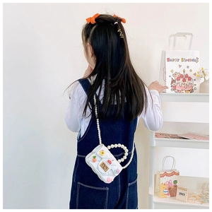 Vue détaillée du sac en silicone pour enfant avec poignée perle et breloques lapin