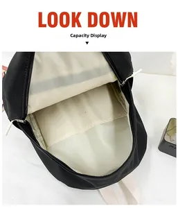 Détail de l'intérieur grande capacité avec doublure beige d'un sac à dos noir enfant