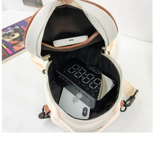Vue intérieure du sac en toile crème avec compartiments et espace pour téléphone et enceinte