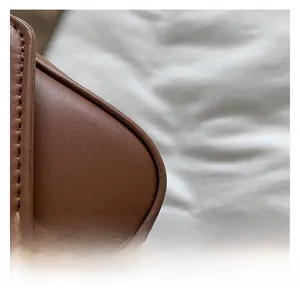 Nahaufnahme einer braunen Ledertasche mit präzisen Nähten und glatter Materialoberfläche