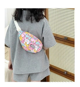 Rückansicht eines Kindes mit einer bunten Canvas-Brusttasche mit niedlichem Hasen-Aufdruck