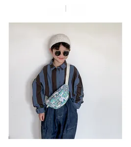 Mode-Outfit für Kleinkinder mit hellblauer Segeltuch-Gürteltasche mit Hasen-Print und Hemd