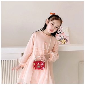 Détail du mini sac rouge en silicone avec chaîne en perles et fleurs pour enfant
