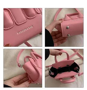 Dettagli della mini borsa a conchiglia rosa con chiusura magnetica e piedini