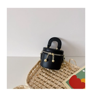 Détail du mini sac seau noir pour fille en cuir mat avec bandoulière chaîne dorée élégante