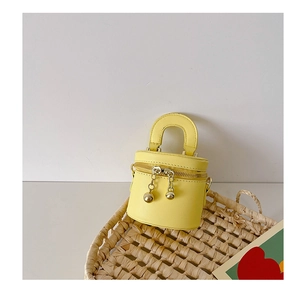 Détail du mini sac seau jaune pour filles avec double fermeture éclair et panier