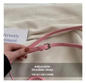 Dettaglio tracolla regolabile in pelle rosa con fibbia argentata per borsa mini da bambina