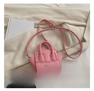 Dettaglio della mini borsa a tracolla rosa a forma di conchiglia su sfondo di velluto