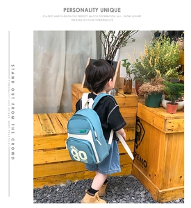 Détail du sac à dos enfant bleu marine en toile avec imprimé sport et bretelles