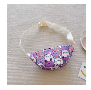 Detailansicht der lila Kinder-Gürteltasche mit niedlichen Hasen-Illustrationen und Gurten