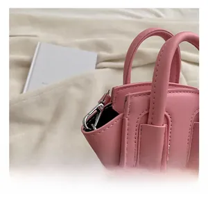 Dettaglio della borsa a conchiglia in pelle PU rosa con gancio in lega d'argento