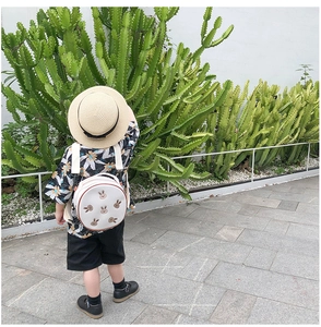 Détail d'une broderie de lapin mignon sur un sac à dos en toile pour jeunes enfants