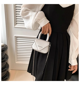 Detailansicht einer mini silbernen Metallic-Tasche mit Kettenriemen und Griff