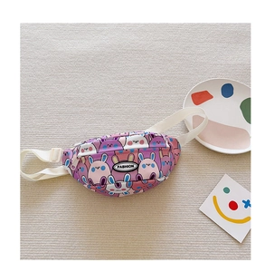 Detail der rosa Kinder-Gürteltasche mit süßem Kaninchen-Print und Fashion-Aufnäher