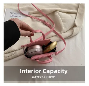 Vista interna che mostra la capacità di una mini borsa rosa con rossetto e cosmetici