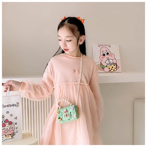 Détail du mini sac matelassé vert clair avec poignée en perles et décor de fleurs