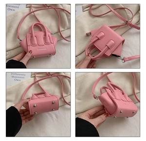 Mini borsa a conchiglia rosa per bambina con logo, manico e piedini protettivi in metallo