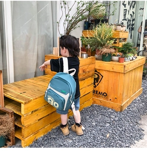 Vue détaillée du sac à dos en toile pour enfant avec lettrage de basket sur modèle