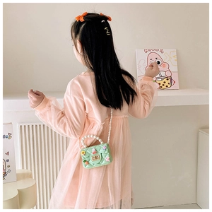 Détail du mini sac en silicone vert menthe avec anse en perles et breloques lapin