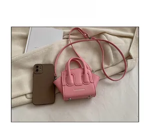 Mini borsa rosa a forma di conchiglia per bambina con telefono per scala