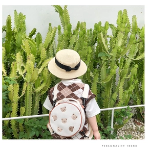 Détail d'un sac à dos en toile avec broderie ours mignon pour enfants en extérieur
