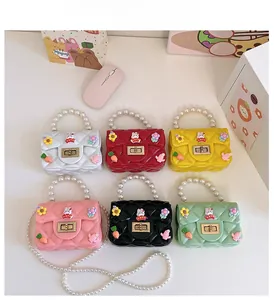 Mini sac à main enfant en silicone avec chaîne en perles et breloques colorées
