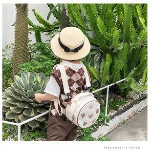 Gros plan d'un sac à bandoulière rond pour bambin avec ours mignons et sangle réglable