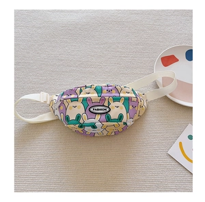 Detail der süßen Kinder-Gürteltasche mit Hasen-Print und verstellbarem Riemen