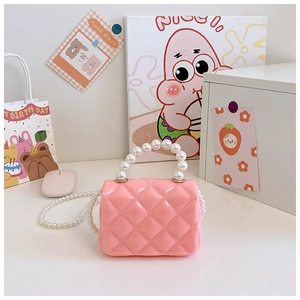 Détails du sac en silicone rose à motif losanges avec poignées et bandoulière en perles