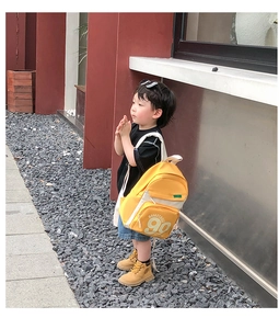 Vue détaillée du sac à dos enfant en toile jaune avec imprimé basketball 90 et poche zippée