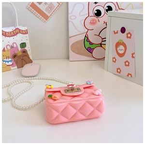 Détail du mini sac rose matelassé avec chaîne en perles et breloques décoratives adorables