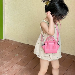 Dettaglio della mini borsa a conchiglia rosa per bambina con tracolla regolabile