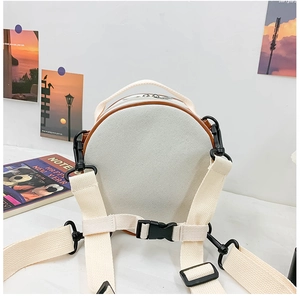 Détail du petit sac à dos blanc en toile pour enfant avec garniture brune et sangle