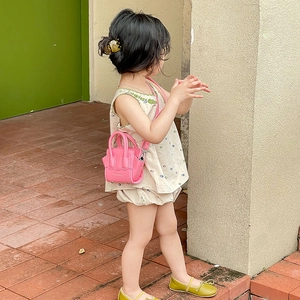 Mini borsa a tracolla rosa per bambine che mostra la dimensione reale indossata