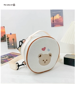 Détail de la broderie d'ours et des cœurs sur le sac à bandoulière en toile pour enfant
