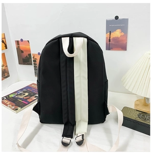 Vue détaillée du dos du sac avec bretelles réglables et poignée supérieure robuste