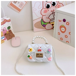 Détail du mini sac blanc matelassé avec poignée en perles et charms floraux mignons