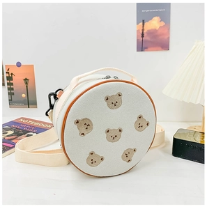Détails du sac rond en toile avec broderie d'ours et bordure en cuir de qualité